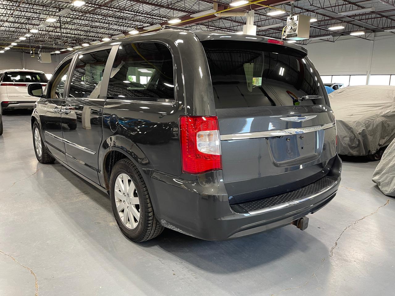 2012 Chrysler Town & Country 4dr Wgn Touring w/Leather Photo2