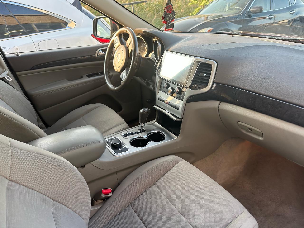 2011 Jeep Grand Cherokee  - Photo #12