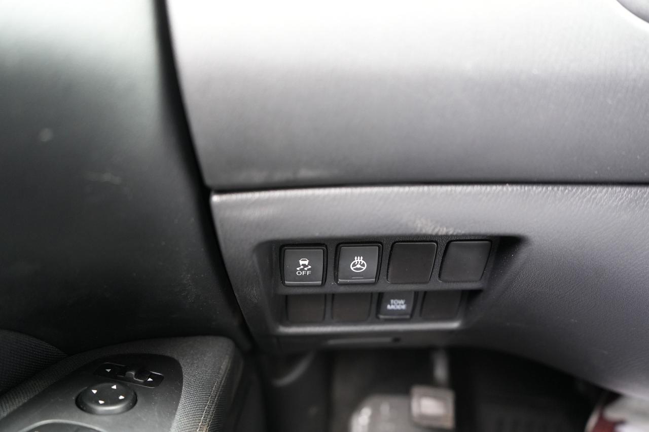 2017 Nissan Pathfinder SV Photo