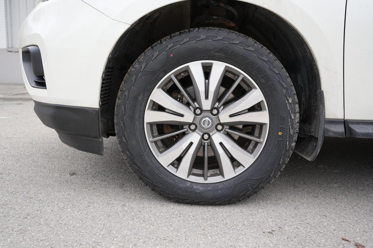 2017 Nissan Pathfinder SV Photo