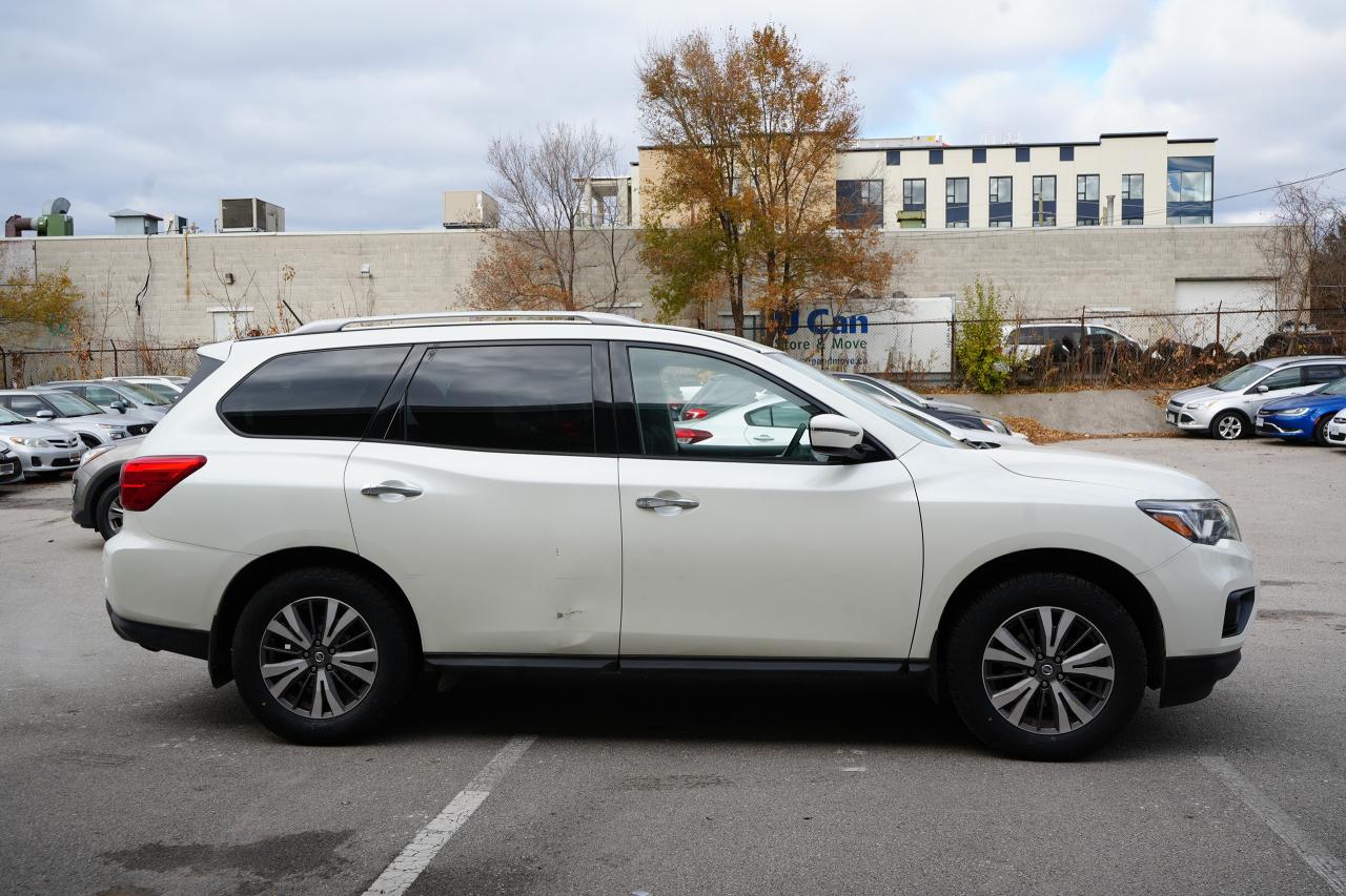 2017 Nissan Pathfinder SV Photo