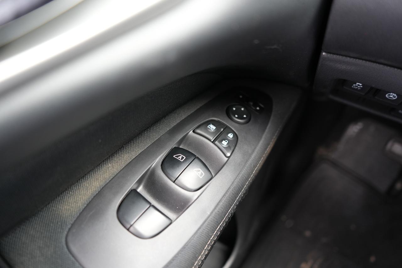 2017 Nissan Pathfinder SV Photo