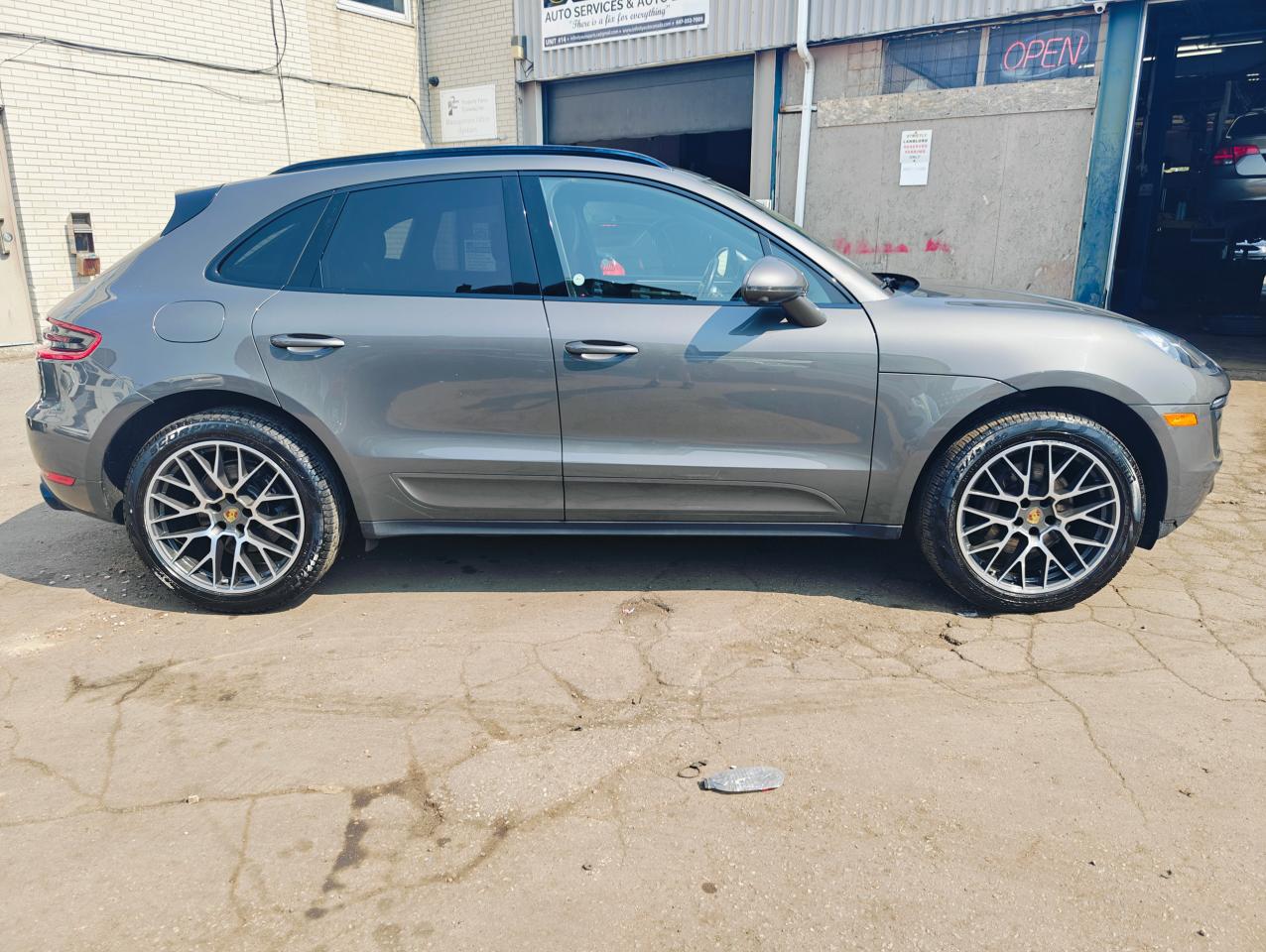 2018 Porsche Macan Rare Loaded Sport Edition Model! Photo3