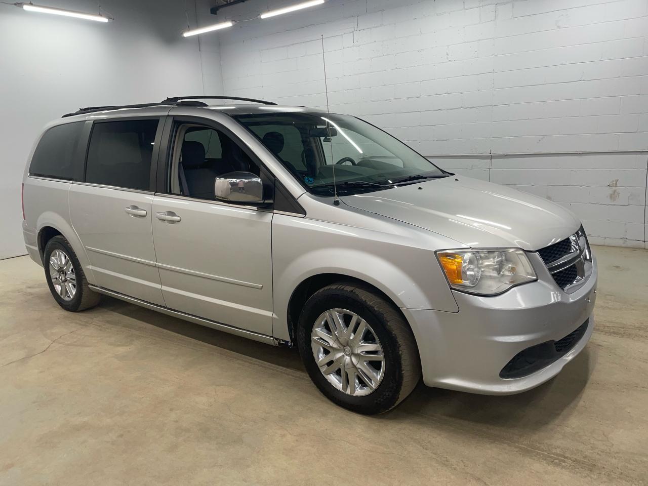 Used 2008 Chrysler Town & Country TOURING for sale in Guelph, ON