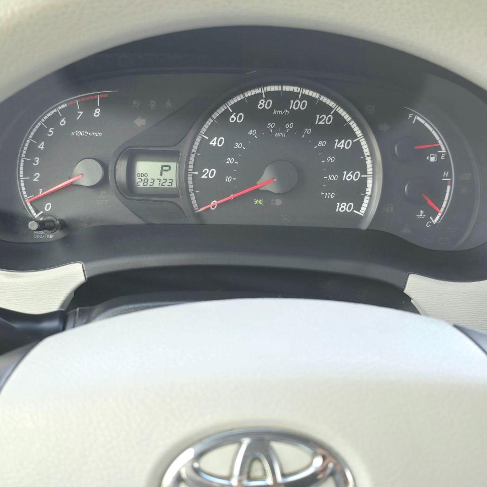 2011 Toyota Sienna 5dr V6 7-Pass FWD - Photo #2
