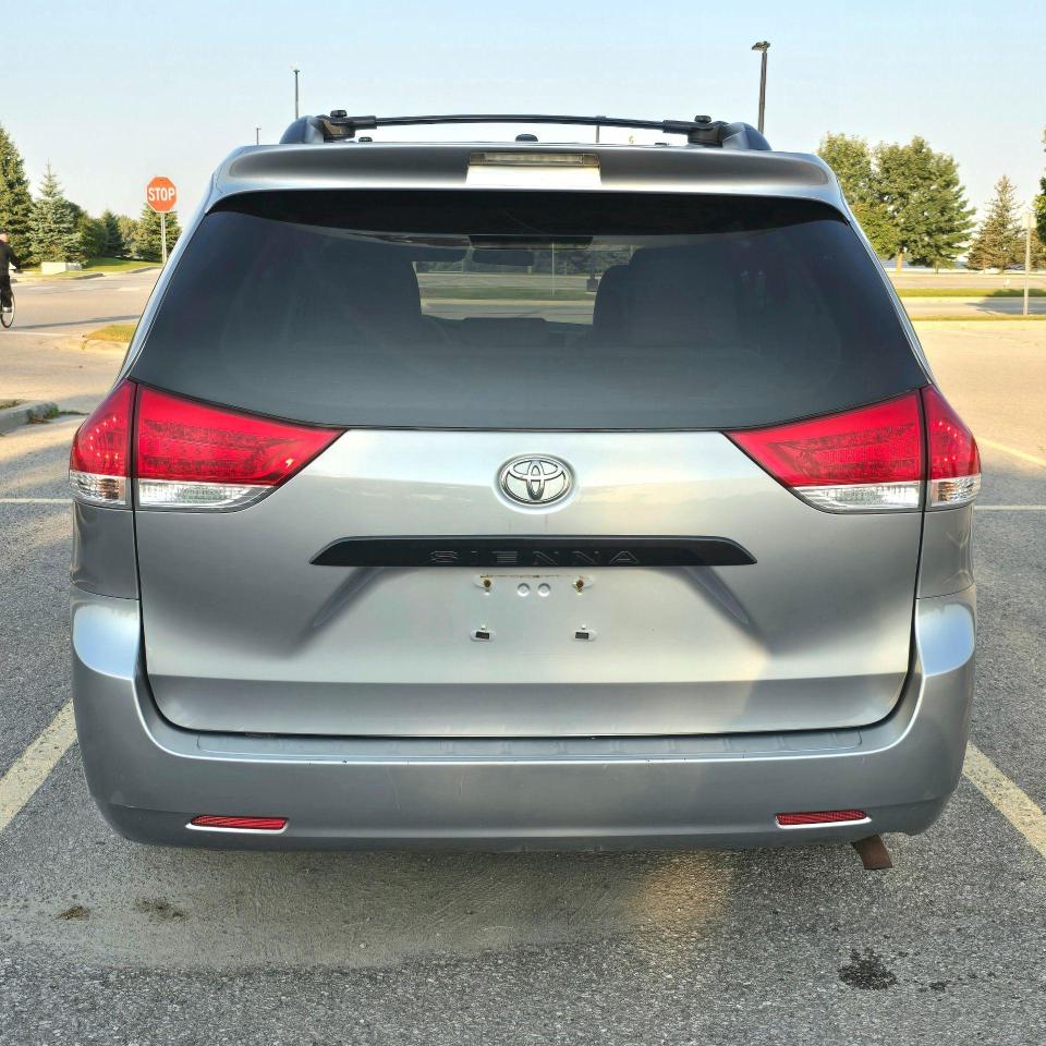 2011 Toyota Sienna 5dr V6 7-Pass FWD - Photo #8
