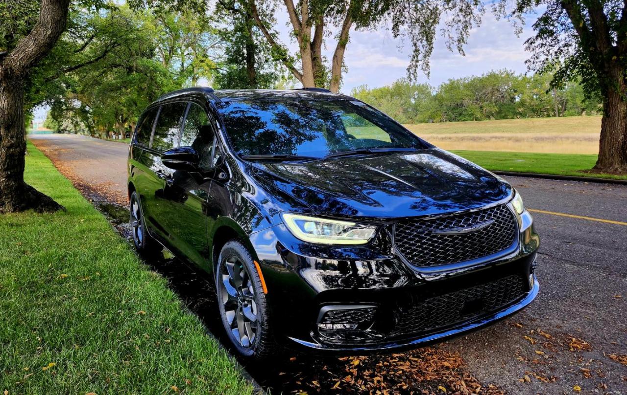 New 2024 Chrysler Pacifica Touring-l TI for sale in Medicine Hat, AB