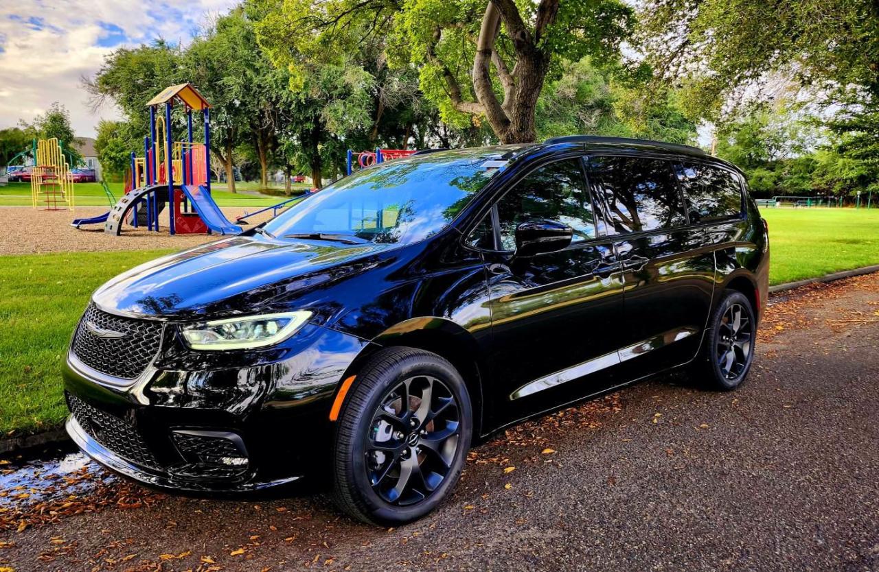 New 2024 Chrysler Pacifica Touring-l TI for sale in Medicine Hat, AB