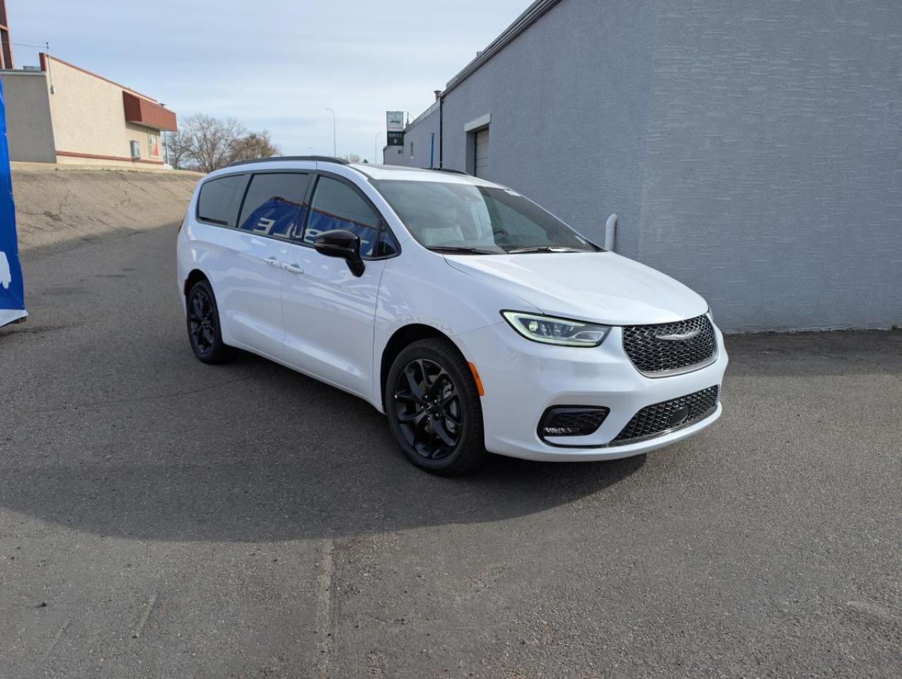 New 2024 Chrysler Pacifica Touring-l TI for sale in Medicine Hat, AB