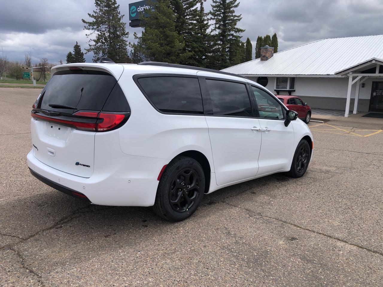 New 2024 Chrysler Pacifica Hybrid Ensemble allure S de catégorie supérieure 2RM for sale in Medicine Hat, AB