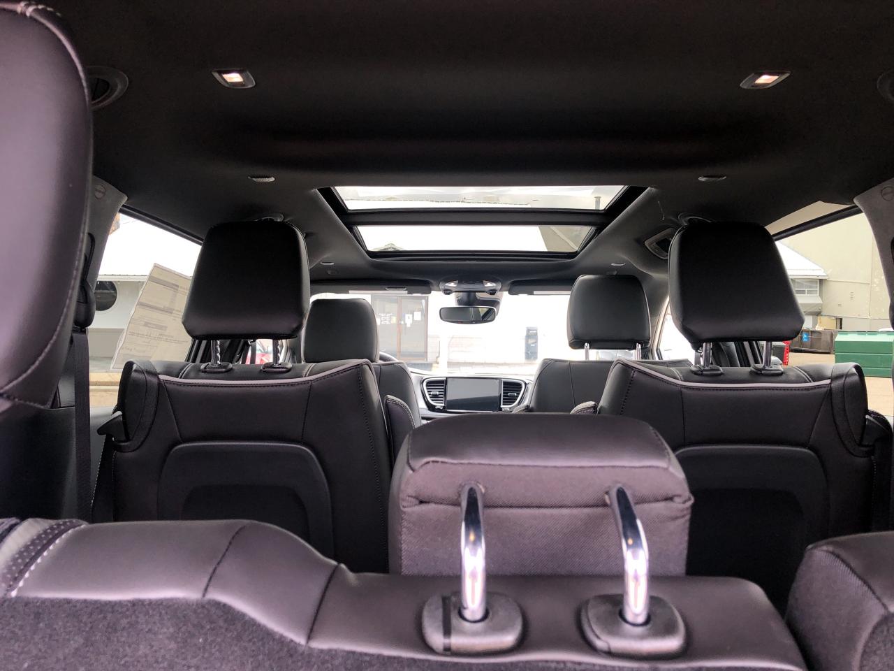 2024 Chrysler Pacifica Hybrid Select 2RM Photo3