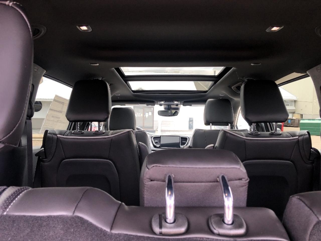 2024 Chrysler Pacifica Hybrid PREMIUM S APPEARANCE 3.6L Photo3