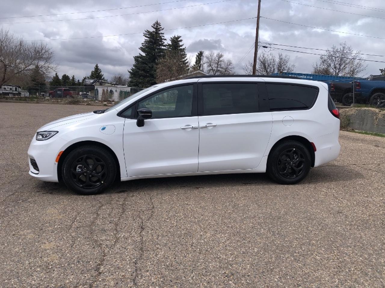 2024 Chrysler Pacifica Hybrid PREMIUM S APPEARANCE 3.6L Photo