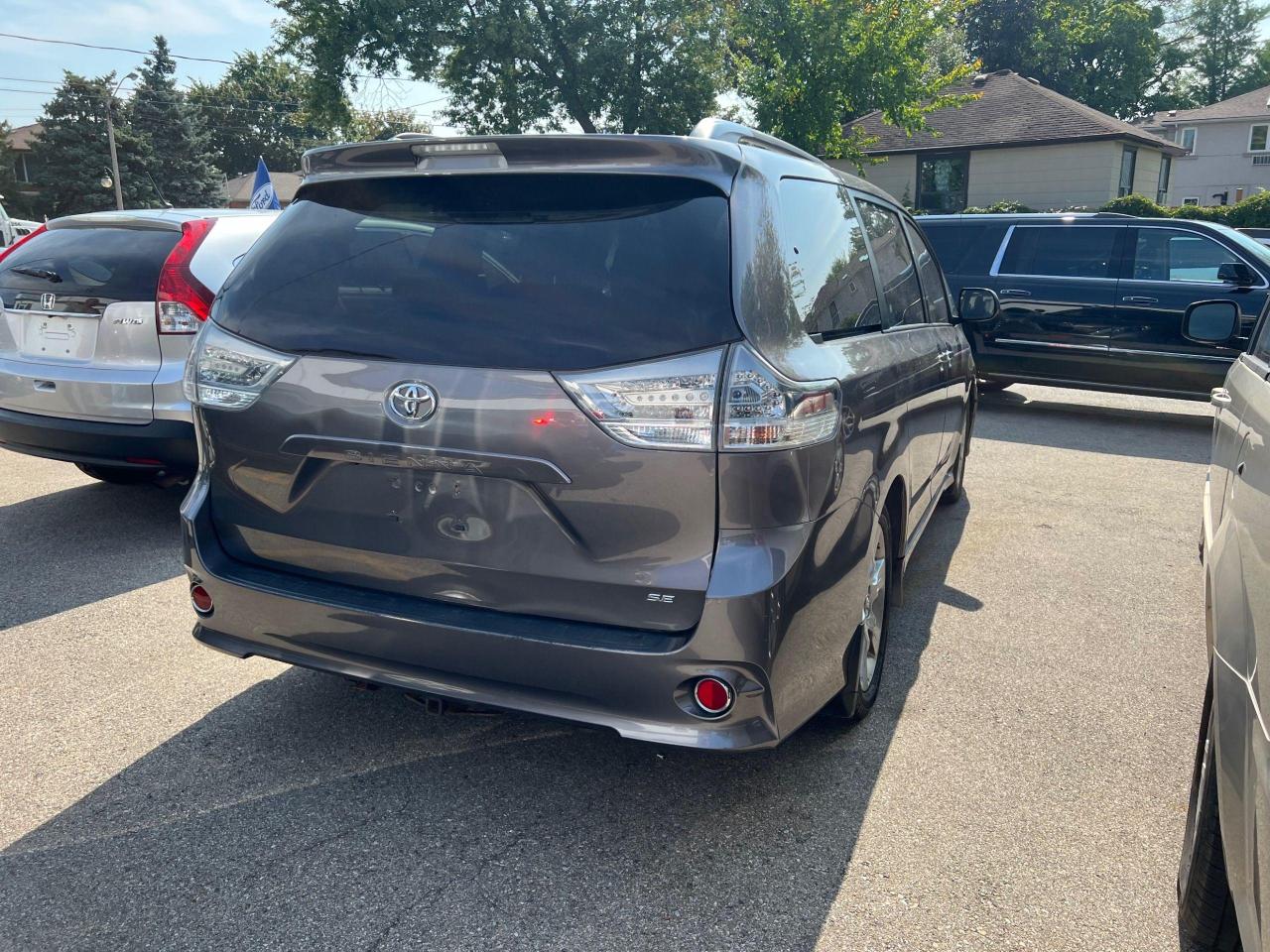2014 Toyota Sienna SE - Photo #3
