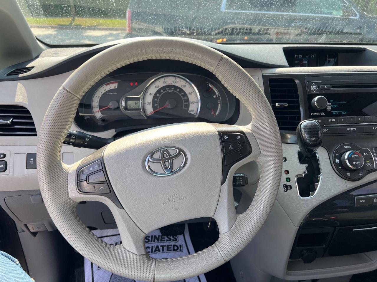 2014 Toyota Sienna SE - Photo #9