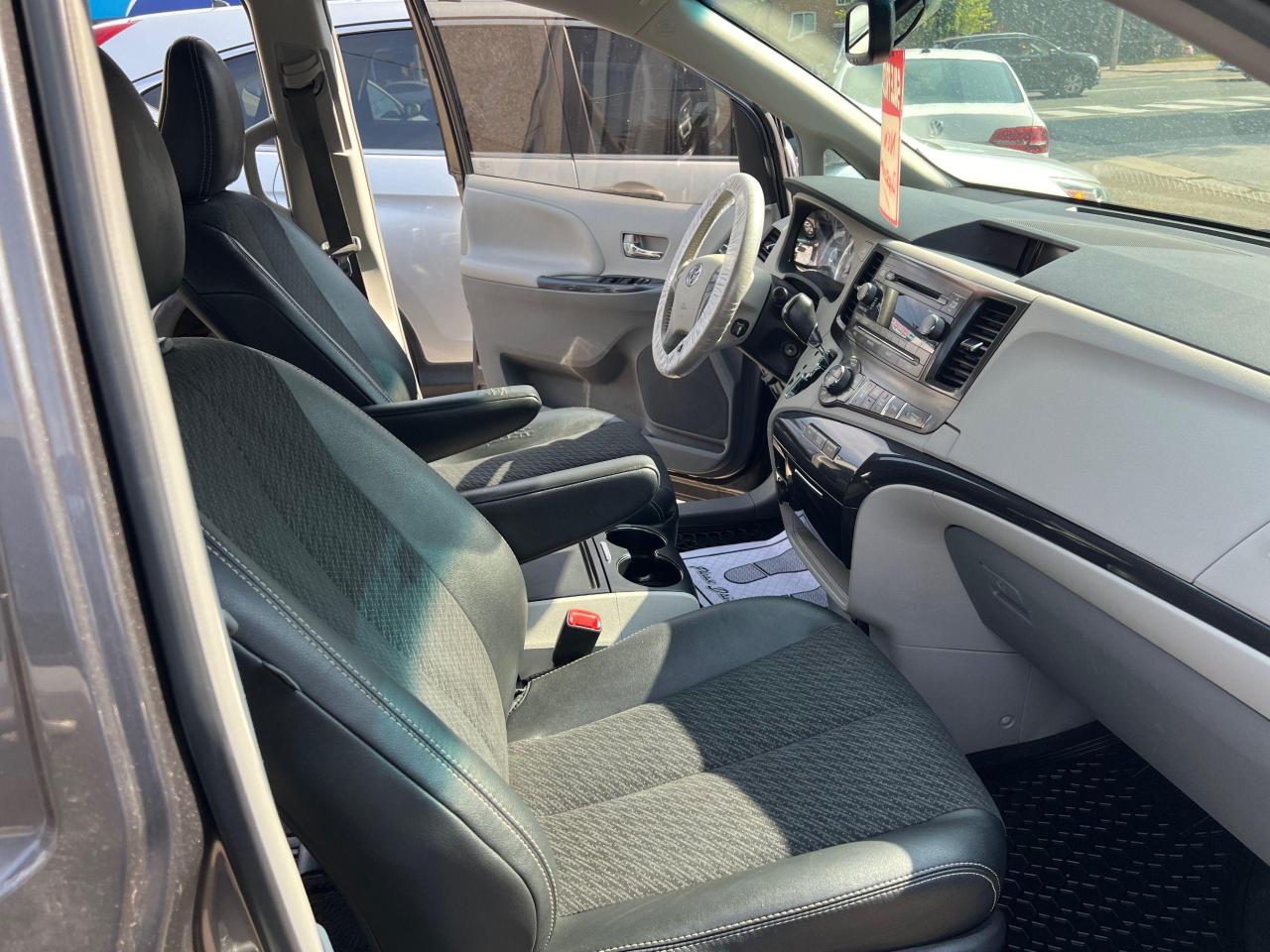 2014 Toyota Sienna SE - Photo #13