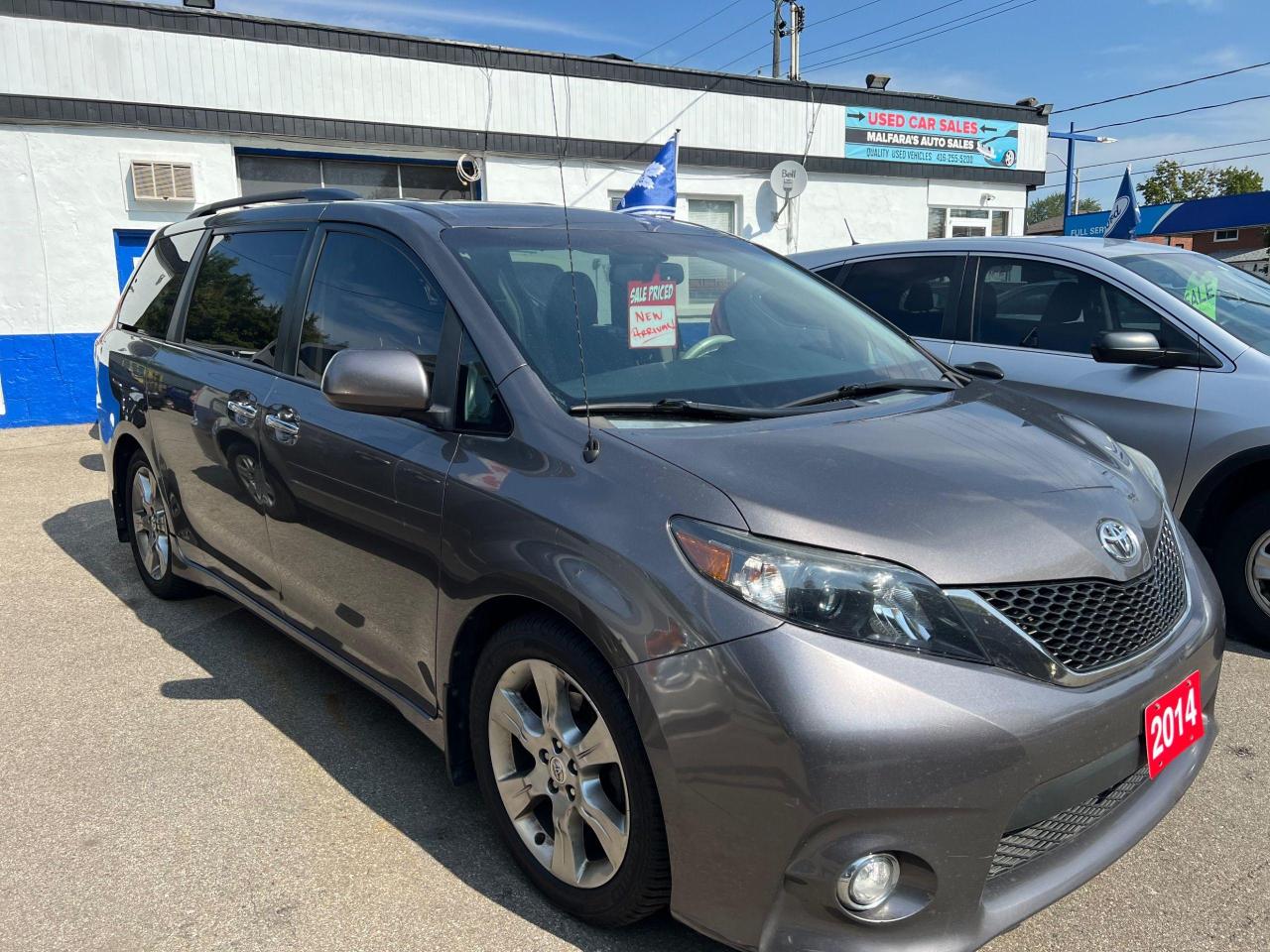 2014 Toyota Sienna SE - Photo #4
