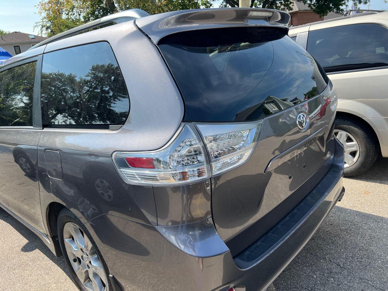 2014 Toyota Sienna SE - Photo #5