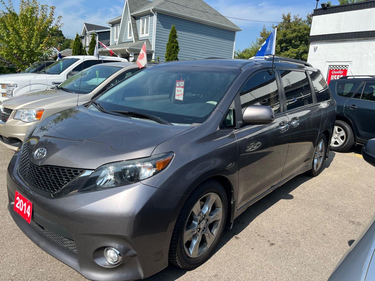 2014 Toyota Sienna SE - Photo #2