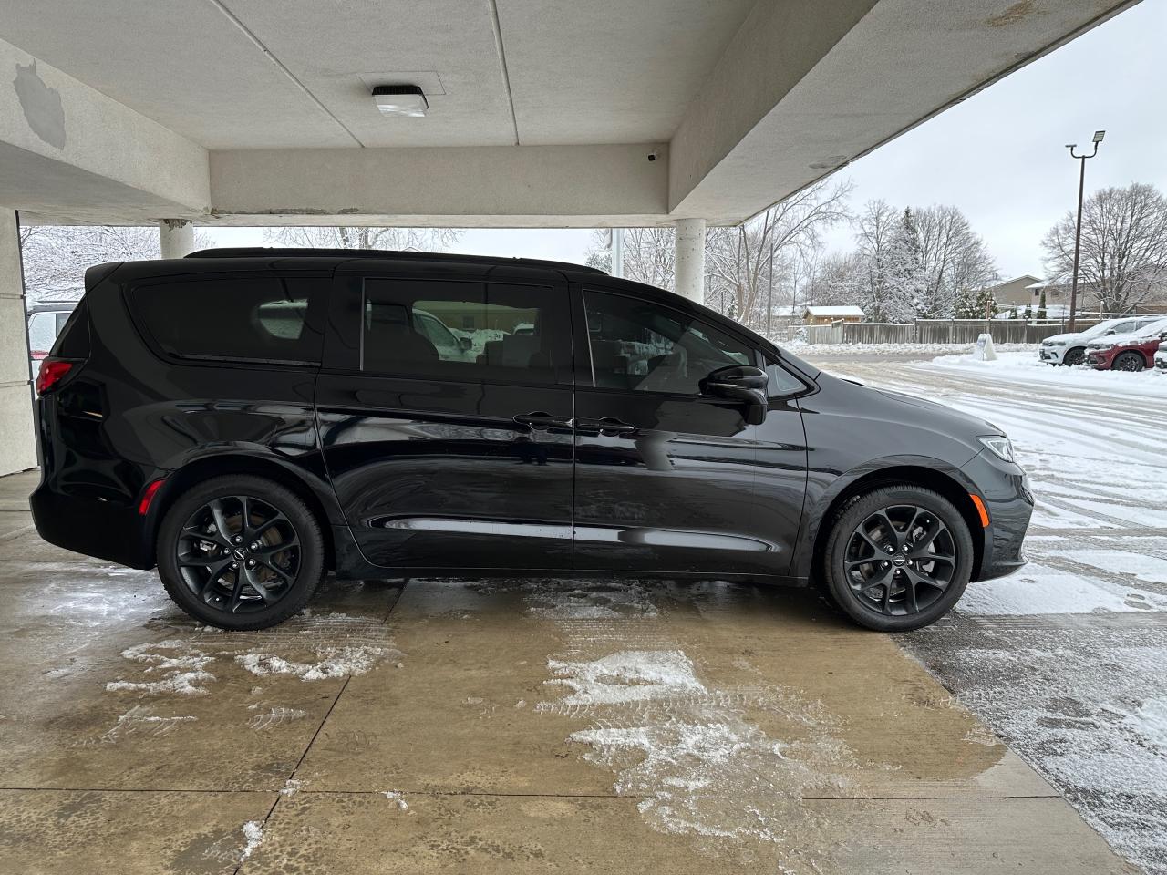2025 Chrysler Pacifica Limited Photo