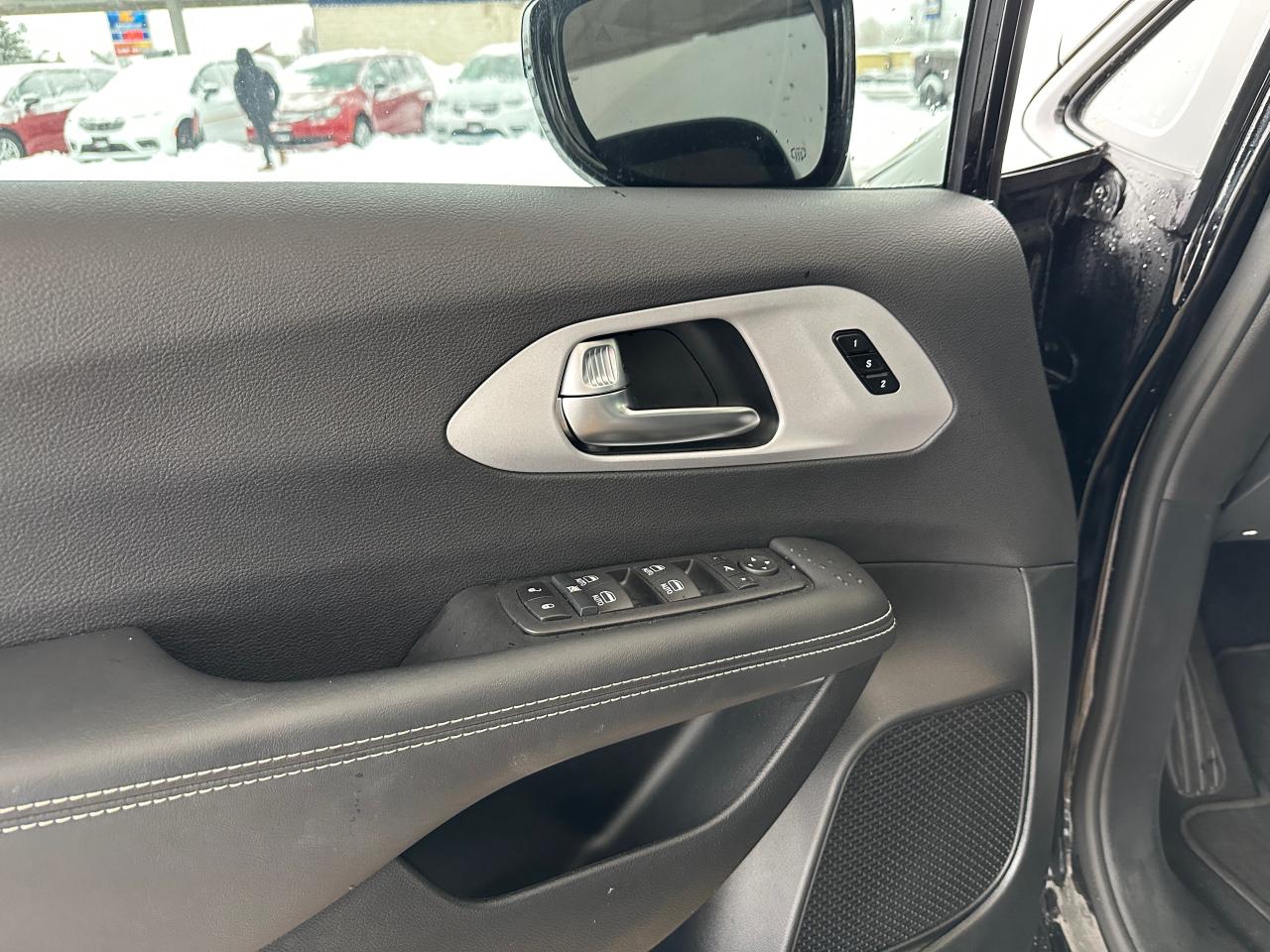 2025 Chrysler Pacifica Limited Photo