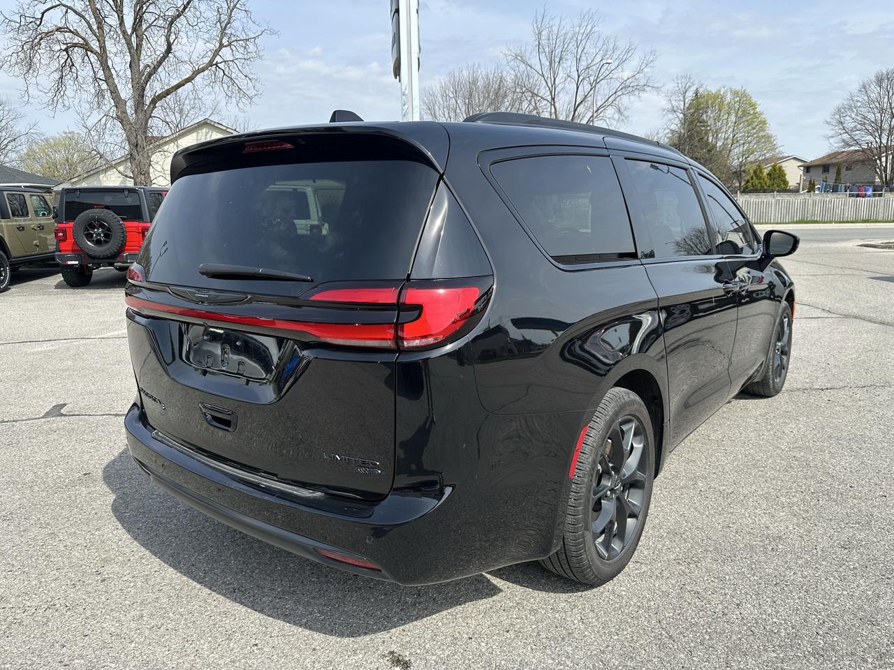2025 Chrysler Pacifica Limited Photo