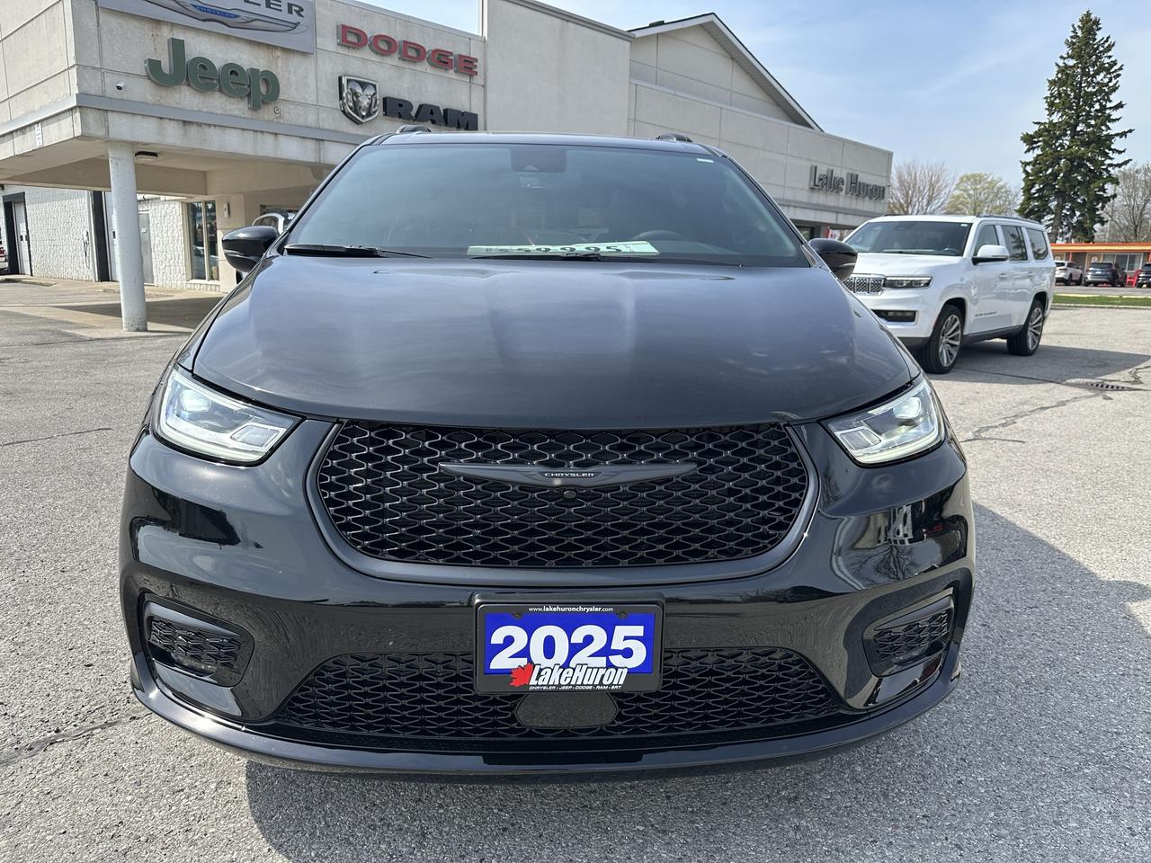 2025 Chrysler Pacifica Limited Photo