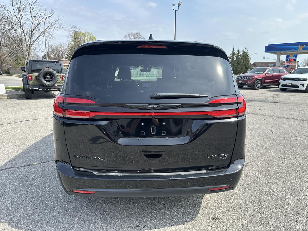 2025 Chrysler Pacifica Limited Photo