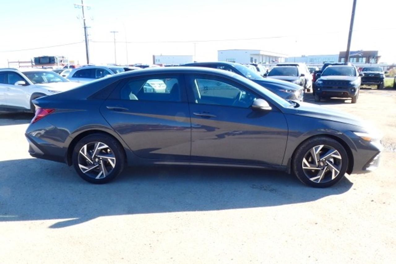 2024 Hyundai Elantra Preferred IVT w/Tech Pkg, Htd cloth, S/R, NAV, BUC - Photo #5