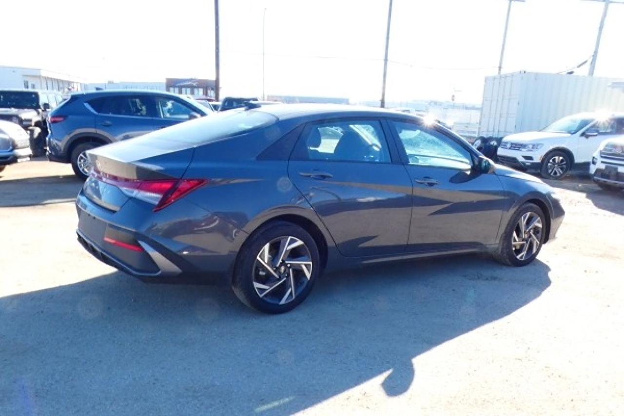 2024 Hyundai Elantra Preferred IVT w/Tech Pkg, Htd cloth, S/R, NAV, BUC - Photo #6