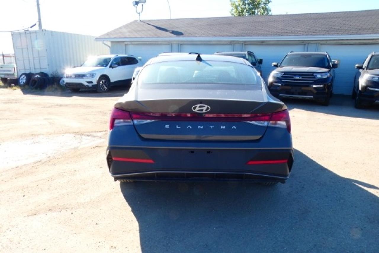 2024 Hyundai Elantra Preferred IVT w/Tech Pkg, Htd cloth, S/R, NAV, BUC - Photo #7