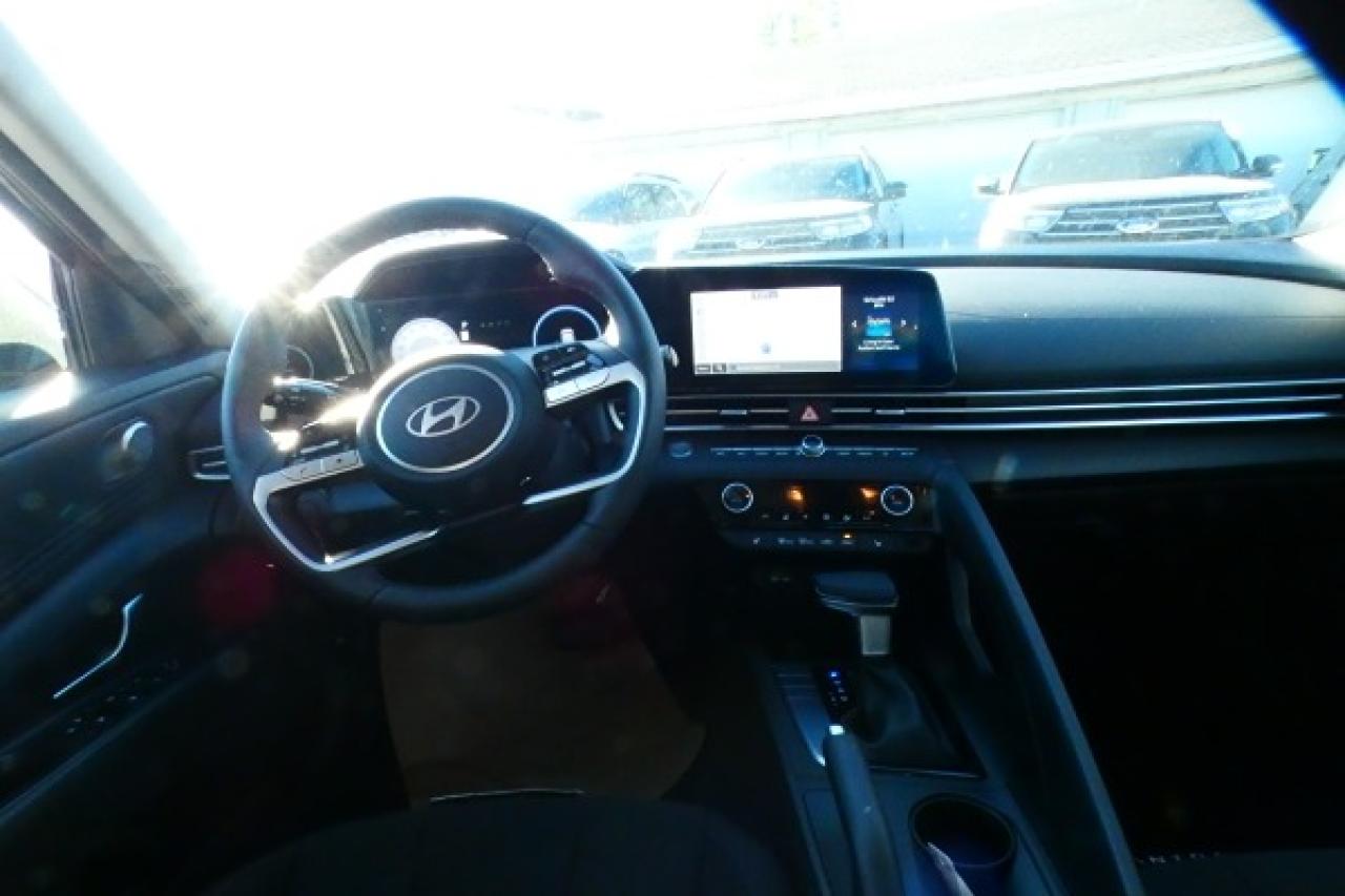2024 Hyundai Elantra Preferred IVT w/Tech Pkg, Htd cloth, S/R, NAV, BUC - Photo #11