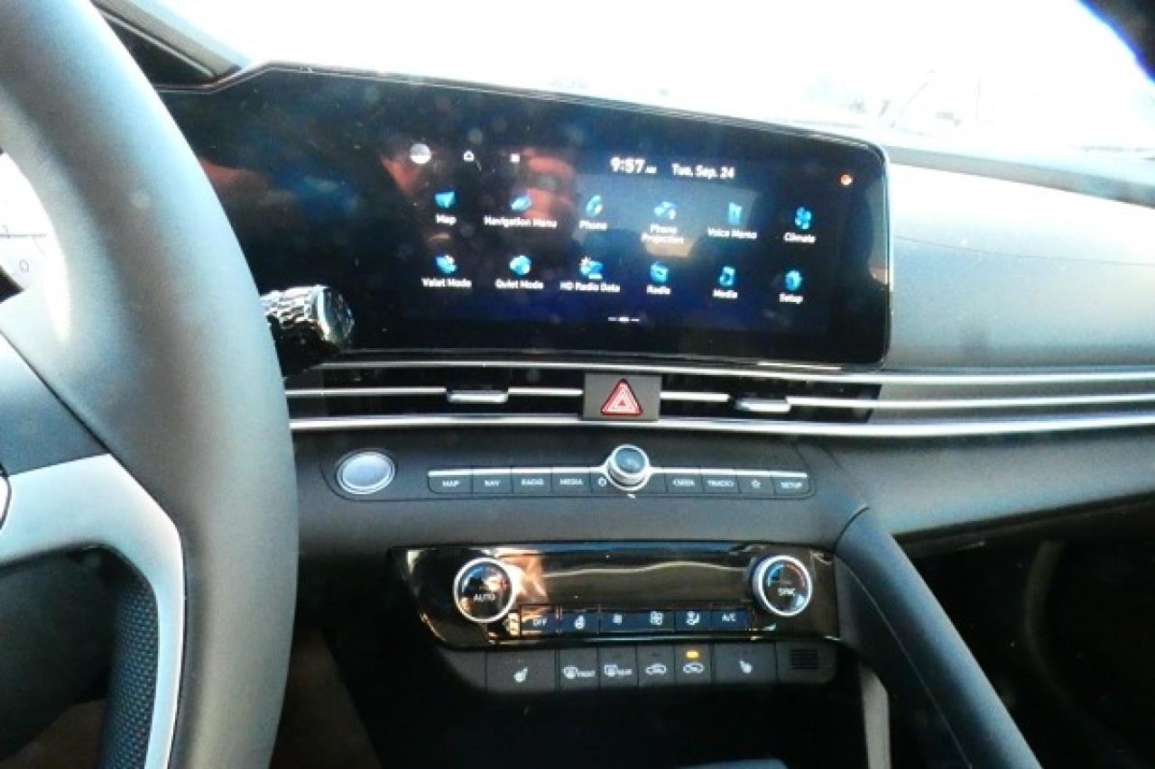 2024 Hyundai Elantra Preferred IVT w/Tech Pkg, Htd cloth, S/R, NAV, BUC - Photo #15