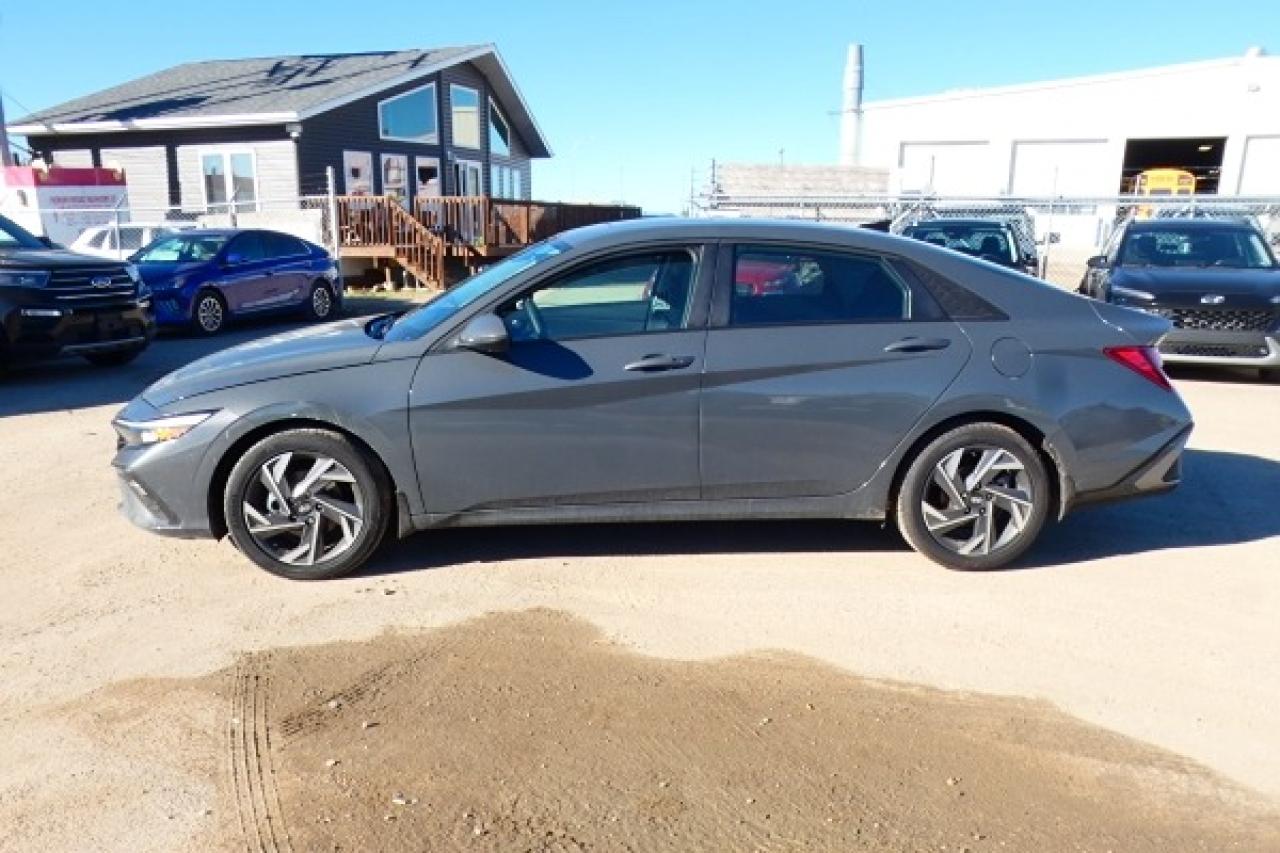 2024 Hyundai Elantra Preferred IVT w/Tech Pkg, Htd cloth, S/R, NAV, BUC