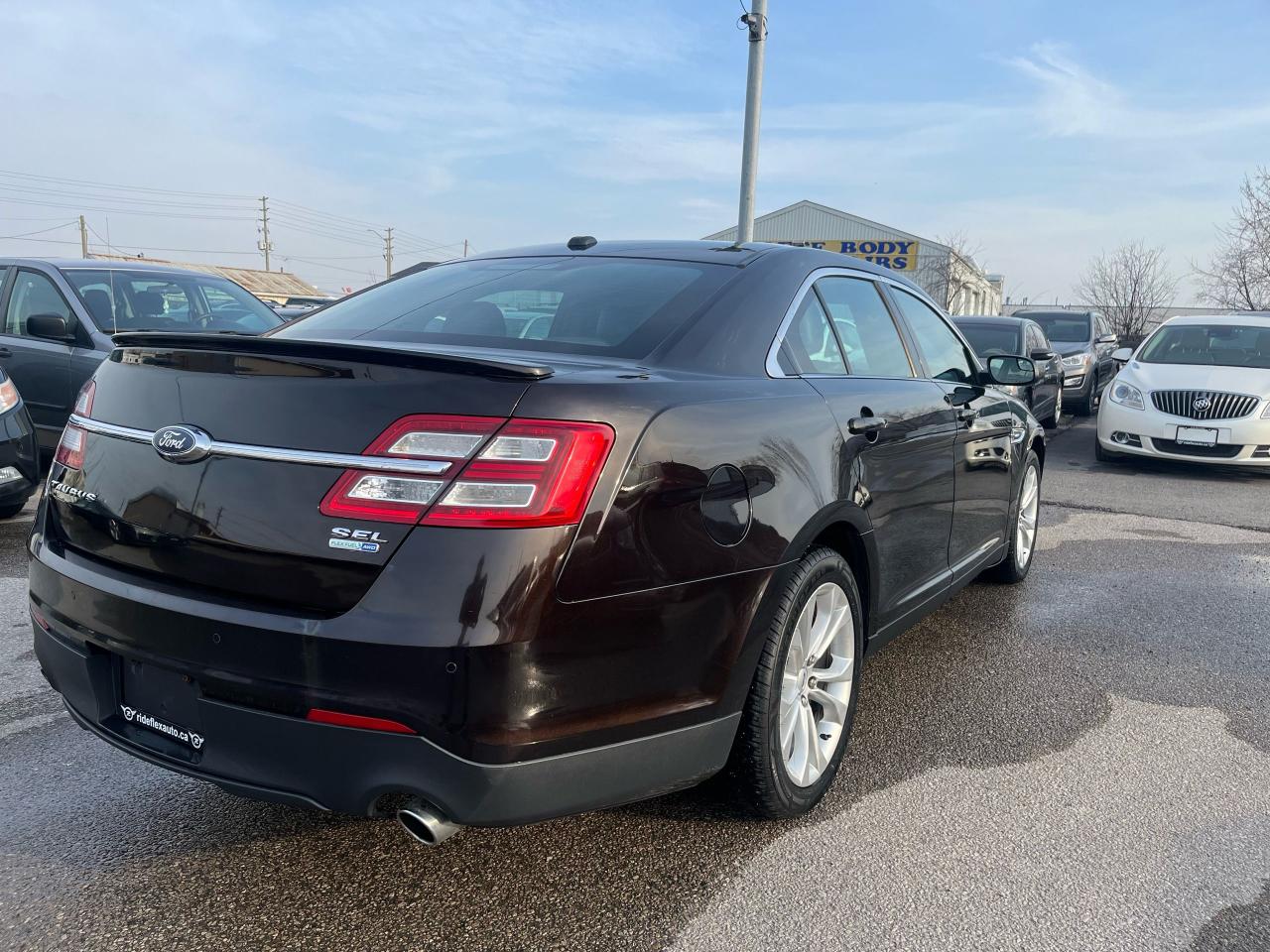 2013 Ford Taurus SEL Photo4