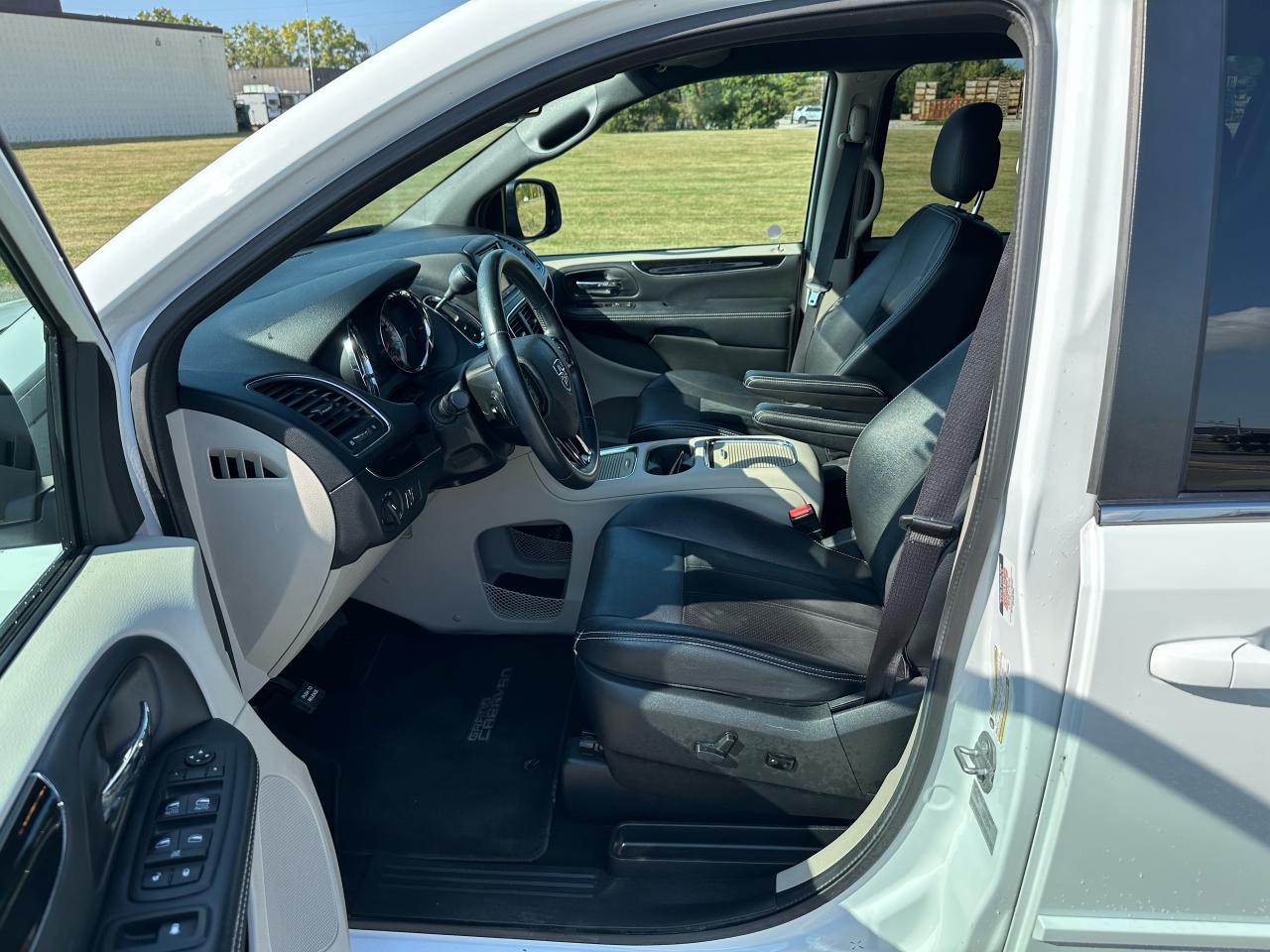 2017 Dodge Grand Caravan SXT Premium Plus - Photo #9