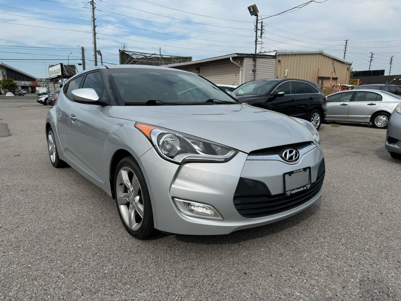 2015 Hyundai Veloster SE Photo2