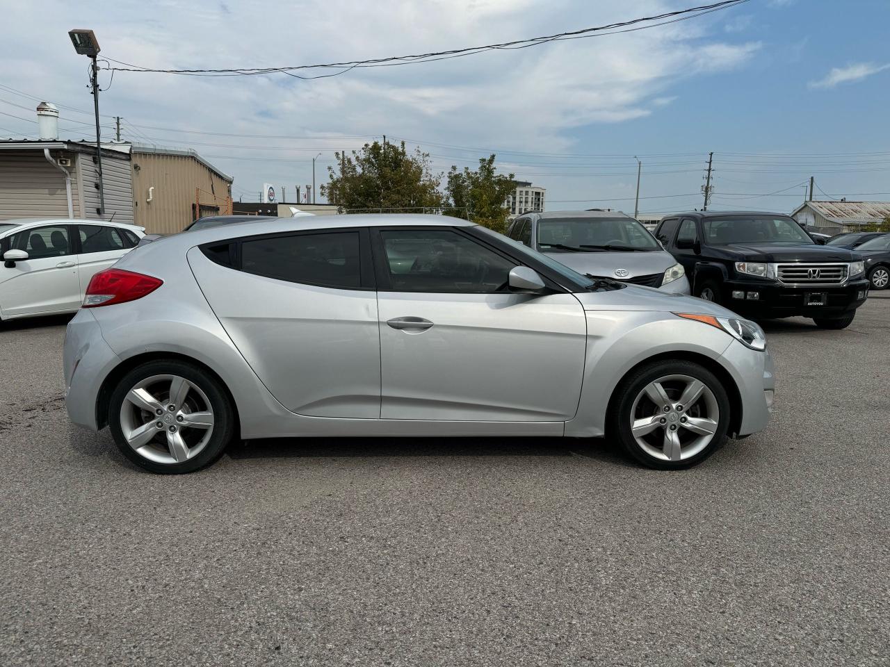 2015 Hyundai Veloster SE Photo3
