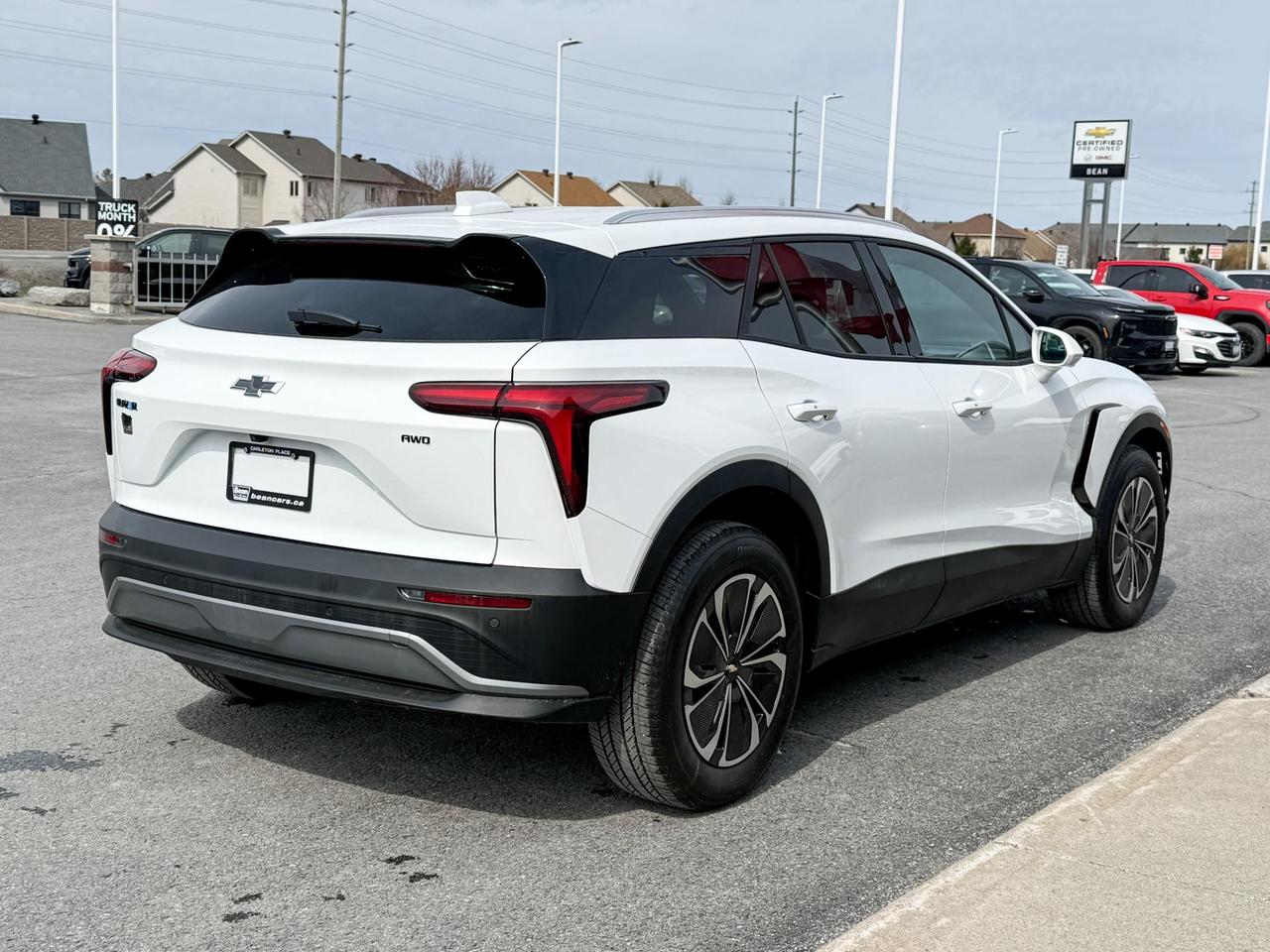 2025 Chevrolet Blazer EV LT FULLY ELECTRIC WITH REMOTE START/ENTRY, HEATED SEATS, HEATED STEERING WHEEL, POWER LIFTGATE, HD SURROUND VISION Photo