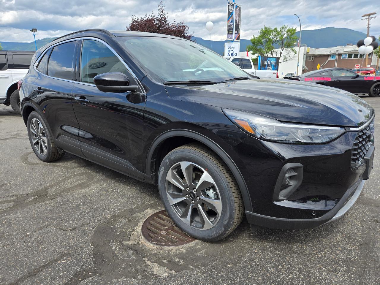 2025 Ford Escape Platinum Photo2