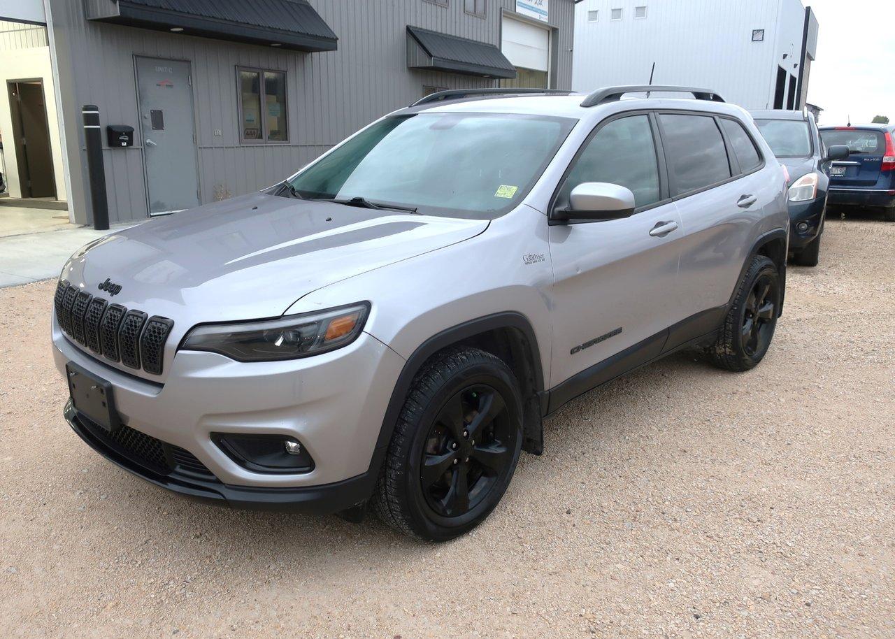 Used 2020 Jeep Cherokee Altitude 4 cyl 4x4 SUV black out package - new tires all around for sale in West Saint Paul, MB