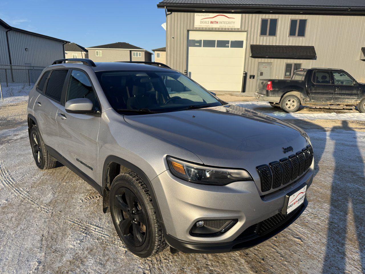 Used 2020 Jeep Cherokee Altitude 4 cyl 4x4 SUV black out package - new tires all around for sale in West Saint Paul, MB