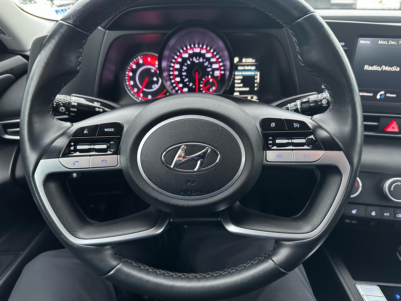 2022 Hyundai Elantra Preferred IVT Photo14