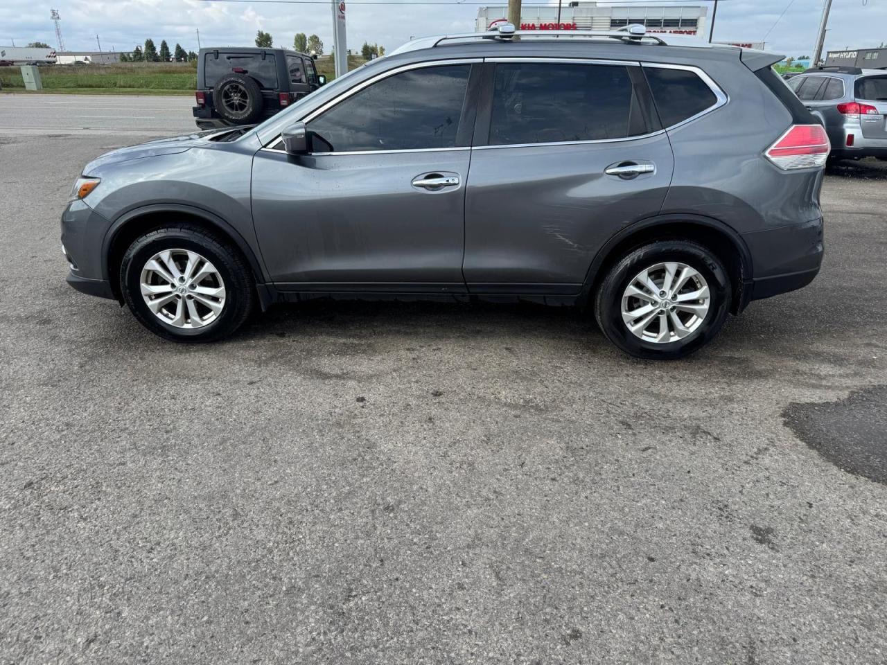 2016 Nissan Rogue SV, AWD, PANO ROOF, WELL SERVICED, CERTIFIED - Photo #2