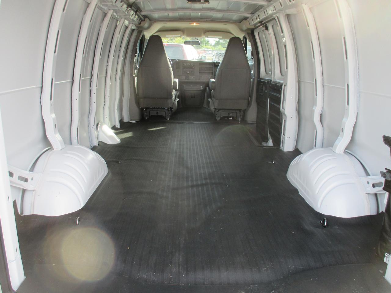 2022 GMC Savana 3500 RWD 3500 155" - Photo #7