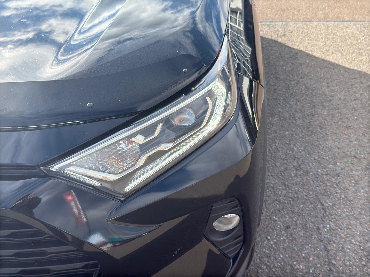 2020 Toyota RAV4 Hybrid XLE Photo3
