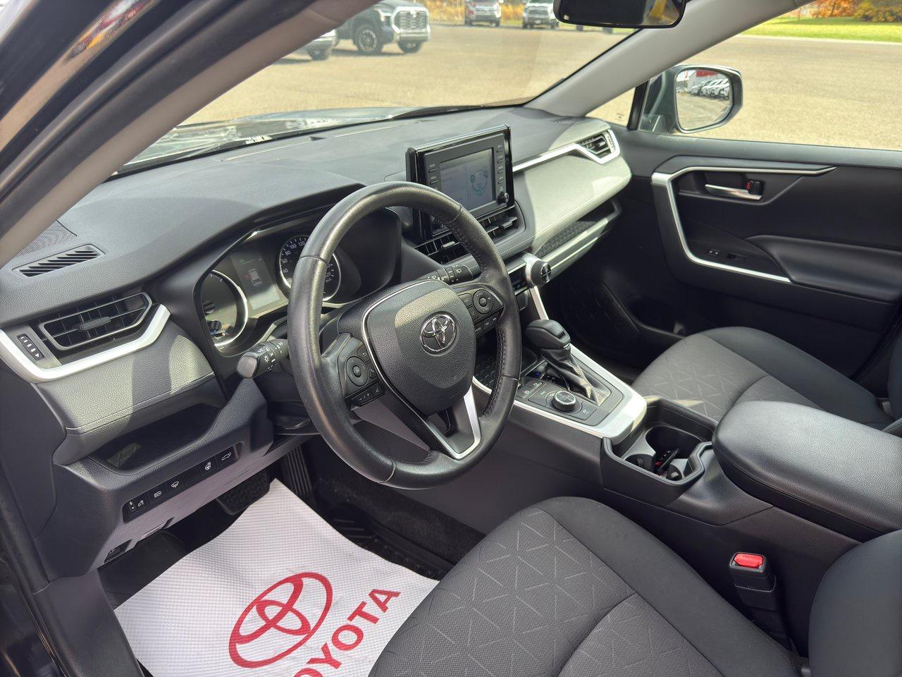 2020 Toyota RAV4 Hybrid XLE Photo