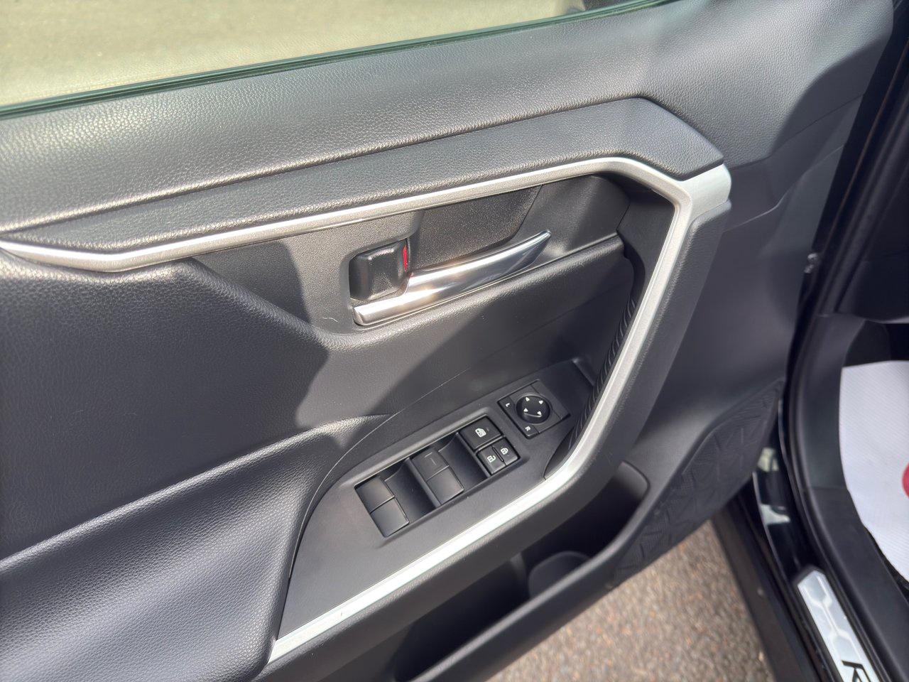 2020 Toyota RAV4 Hybrid XLE Photo
