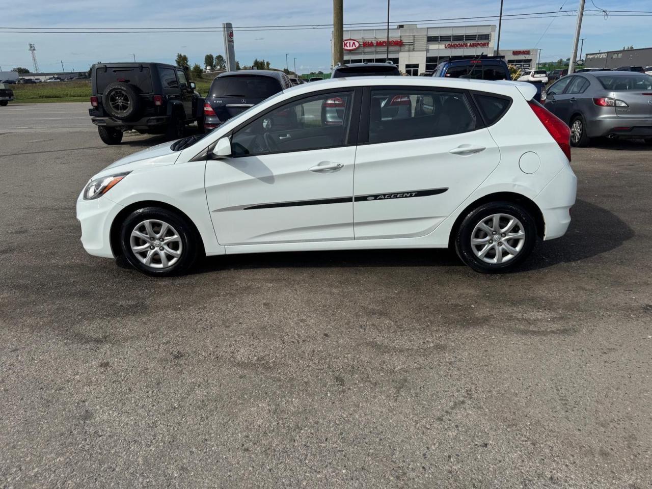 2014 Hyundai Accent GL, HATCH, AUTO, ONLY 57,000KMS, CERTIFIED - Photo #2