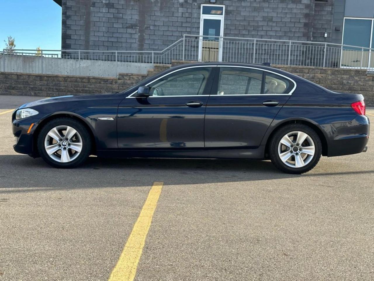 2011 BMW 5 Series 528i RWD | LEATHER | SUNROOF | DEMO SPECIAL Photo2